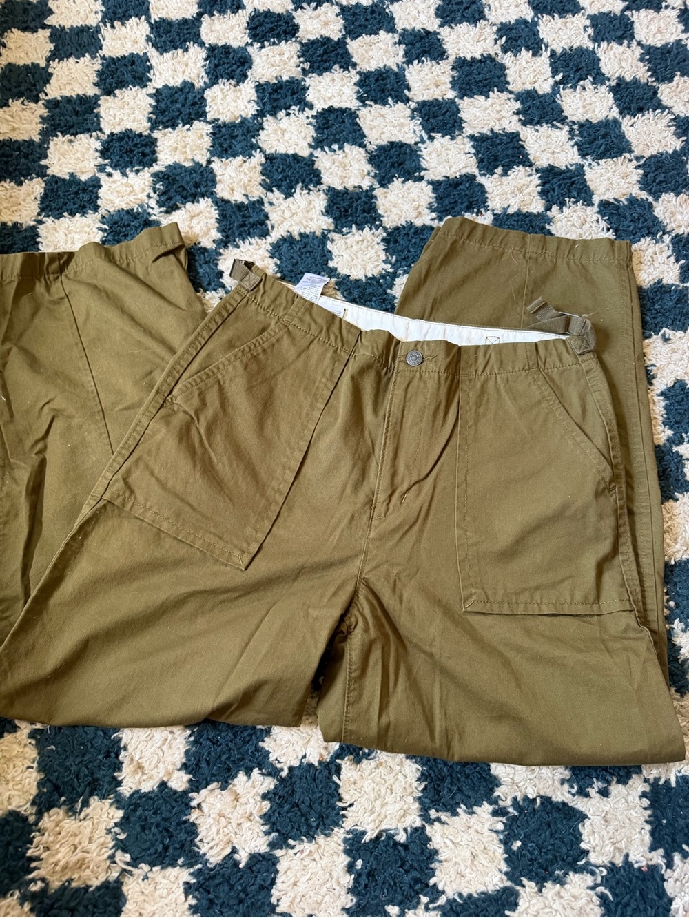 Army green Levi’s wide leg cargo pants with a relaxed fit 27 Waist